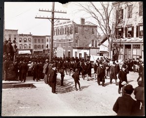 Parade militaire avec des hommes en uniforme et chapeaux haut-de-forme à Dobbs Ferry, New York, 1898